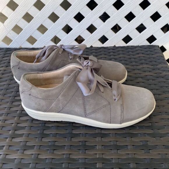 Vionic  Lindsey Nubuck sneakers size 7.5 - Picture 1 of 5